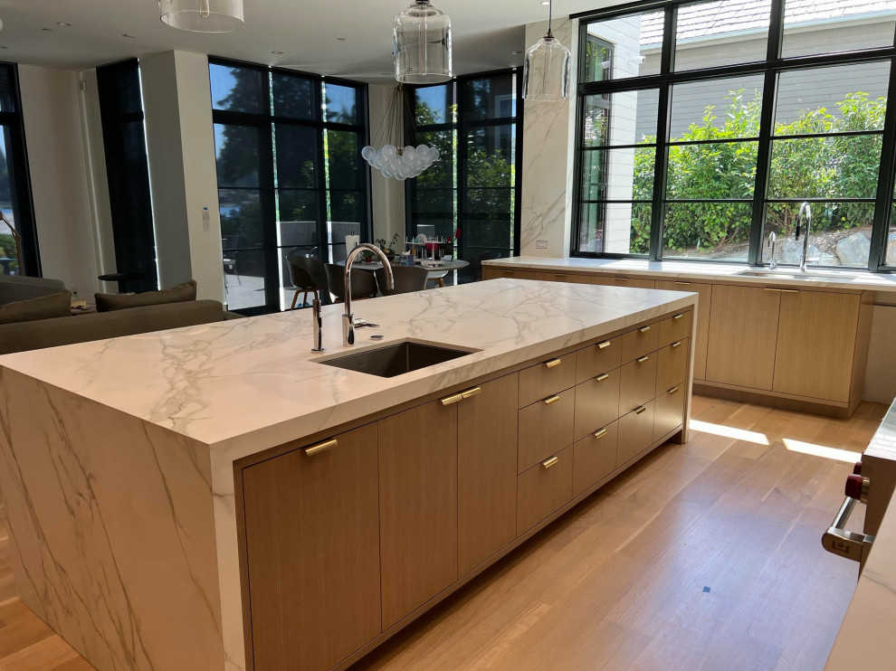 Photo of a contemporary kitchen in Seattle with with island.
