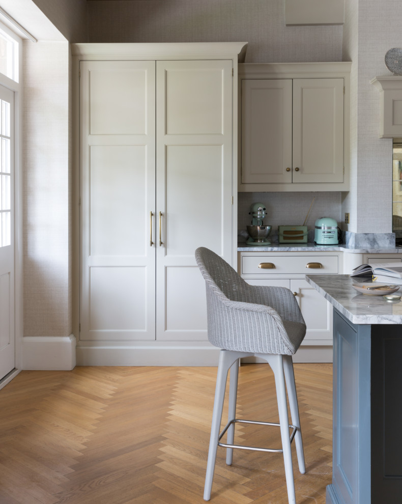 Design ideas for a traditional kitchen in London.