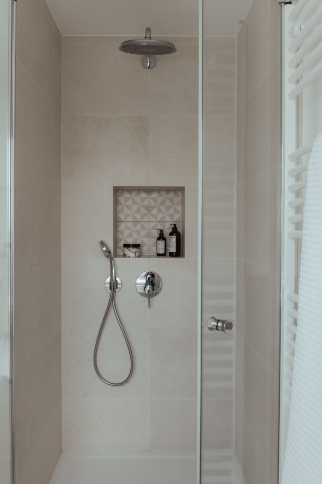 Пример оригинального дизайна: большая ванная комната в скандинавском стиле с светлыми деревянными фасадами, накладной ванной, душем в нише, инсталляцией, бежевой плиткой, керамической плиткой, белыми стенами, полом из цементной плитки, монолитной раковиной, столешницей из дерева, серым полом, душем с распашными дверями, белой столешницей, нишей, тумбой под две раковины, подвесной тумбой и многоуровневым потолком
