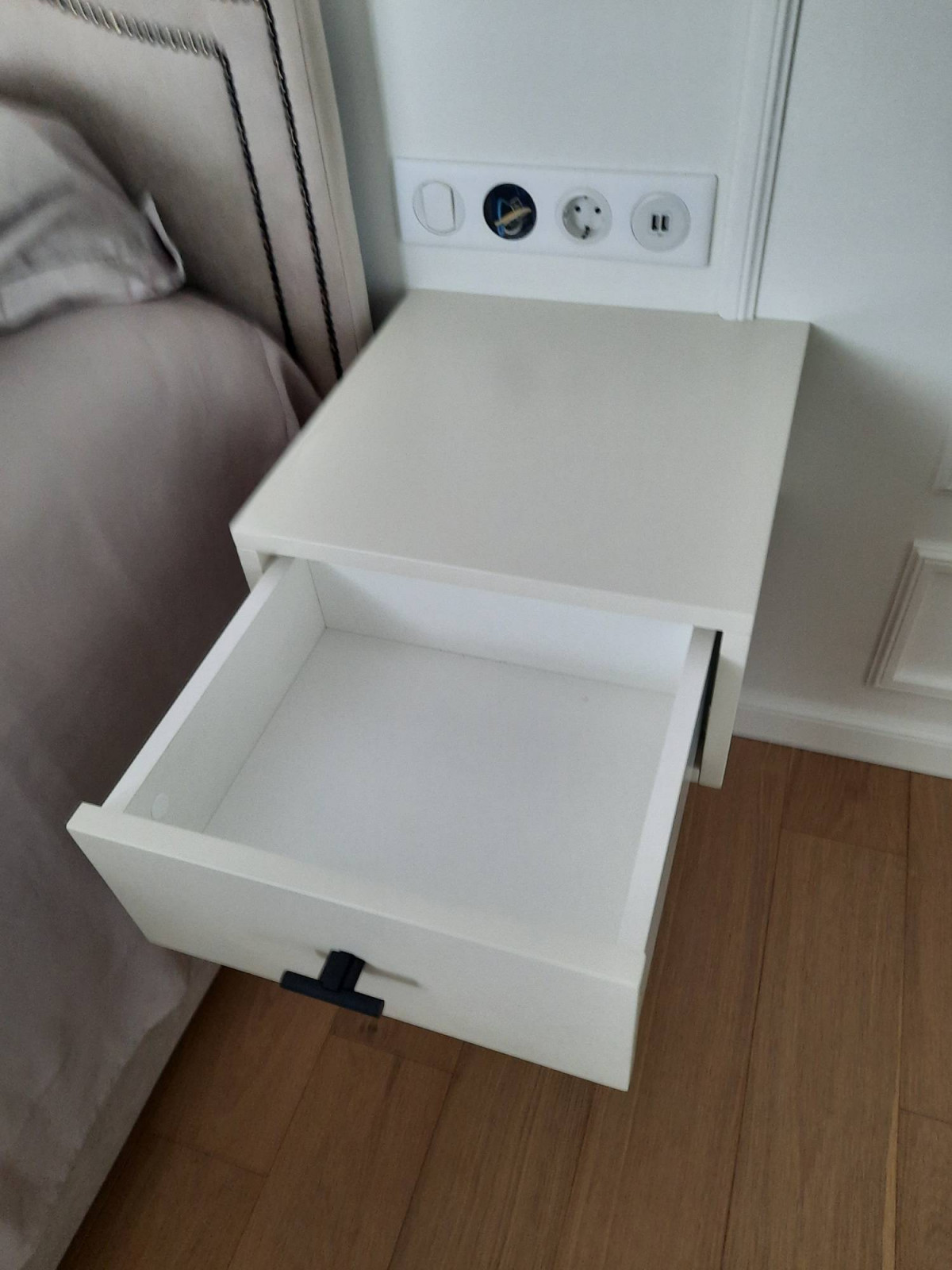 Подвесные тумбы и шкаф в постирочную