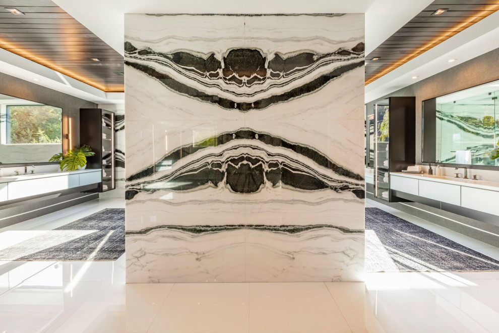 Ispirazione per un'ampia stanza da bagno padronale moderna con pistrelle in bianco e nero, piastrelle di marmo, pareti multicolore, pavimento bianco e soffitto ribassato
