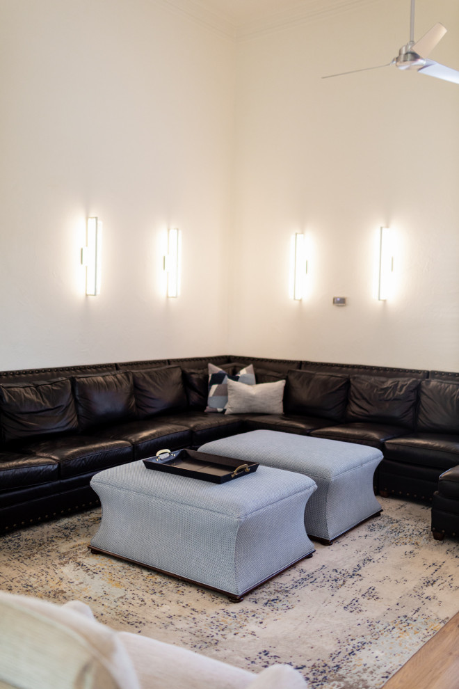 Foto de sala de estar abierta moderna grande con paredes blancas, suelo de madera clara, todas las chimeneas, piedra de revestimiento, televisor colgado en la pared y suelo marrón