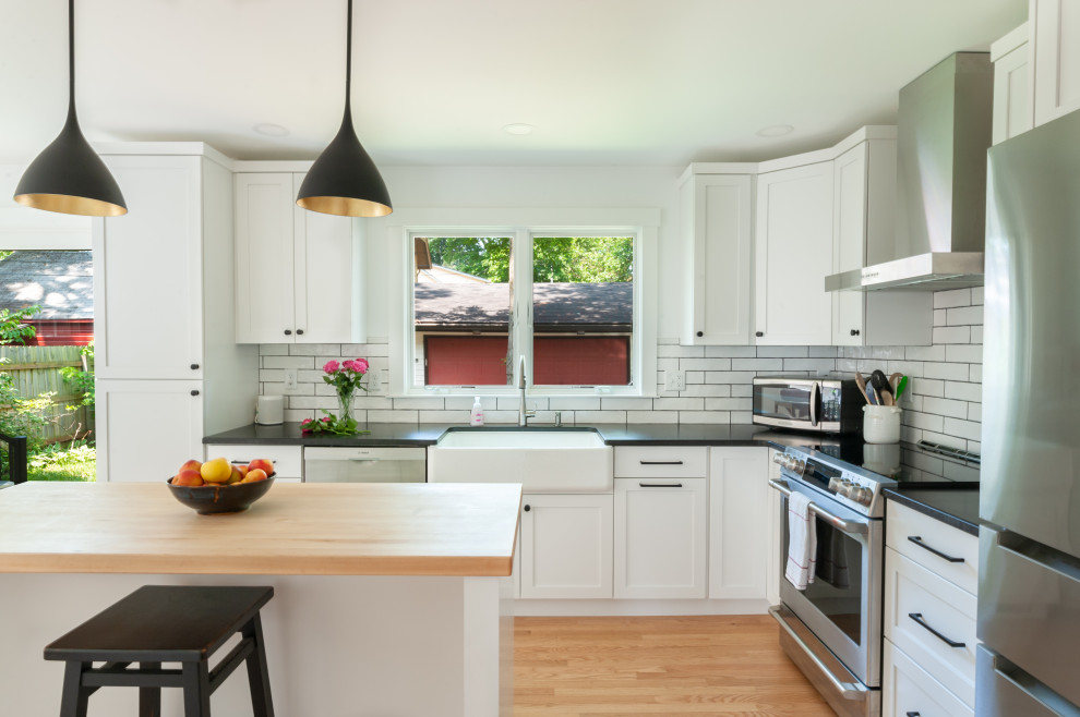 This is an example of a transitional l-shaped eat-in kitchen in Detroit with with island.