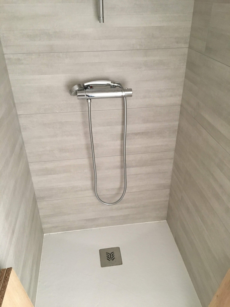 Photo of a large contemporary 3/4 bathroom in Lyon with flat-panel cabinets, white cabinets, a curbless shower, a two-piece toilet, beige tile, ceramic tile, white walls, ceramic floors, a wall-mount sink, brown floor, an open shower, white benchtops, a single vanity and a floating vanity.