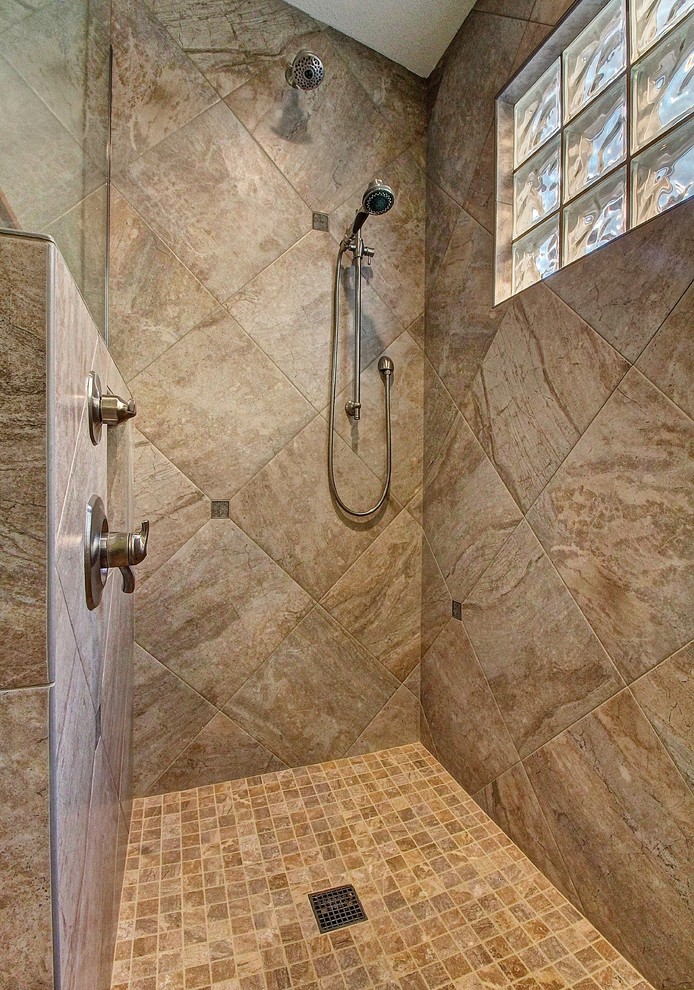 Example of a mid-sized kitchen design in Phoenix