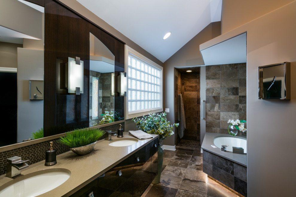 Exempel på ett modernt beige beige en-suite badrum, med skåp i mörkt trä, ett undermonterat badkar, en öppen dusch, en toalettstol med hel cisternkåpa, brun kakel, marmorkakel, beige väggar, marmorgolv, ett undermonterad handfat, bänkskiva i kvarts, brunt golv och med dusch som är öppen