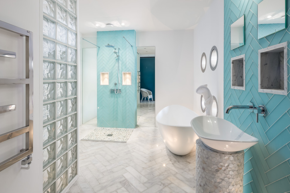 Idéer för ett stort modernt en-suite badrum, med ett fristående badkar, våtrum, blå kakel, glaskakel, vita väggar, marmorgolv, ett piedestal handfat, vitt golv och med dusch som är öppen