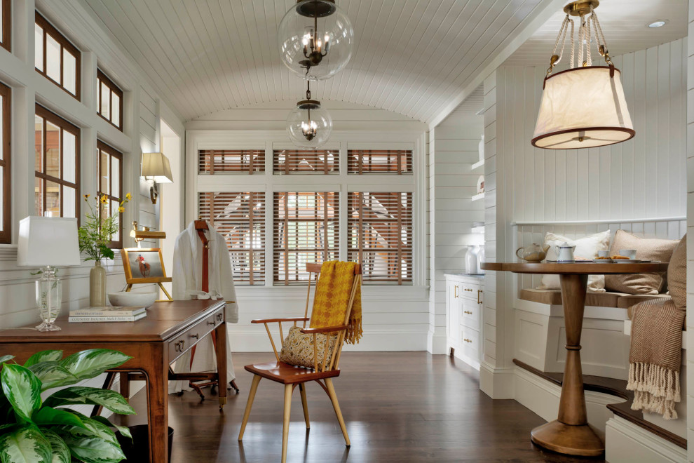 Imagen de habitación de invitados clásica de tamaño medio con paredes blancas, suelo de madera oscura, suelo marrón, machihembrado y machihembrado