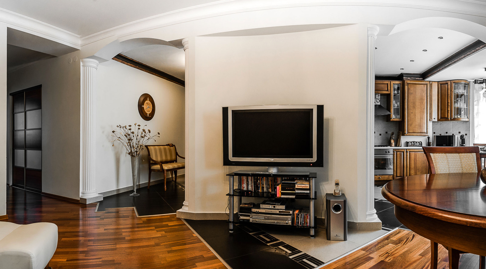 Двухкомнатная квартира в классическом стиле  и ароматом кофе.Съемка для продажи.