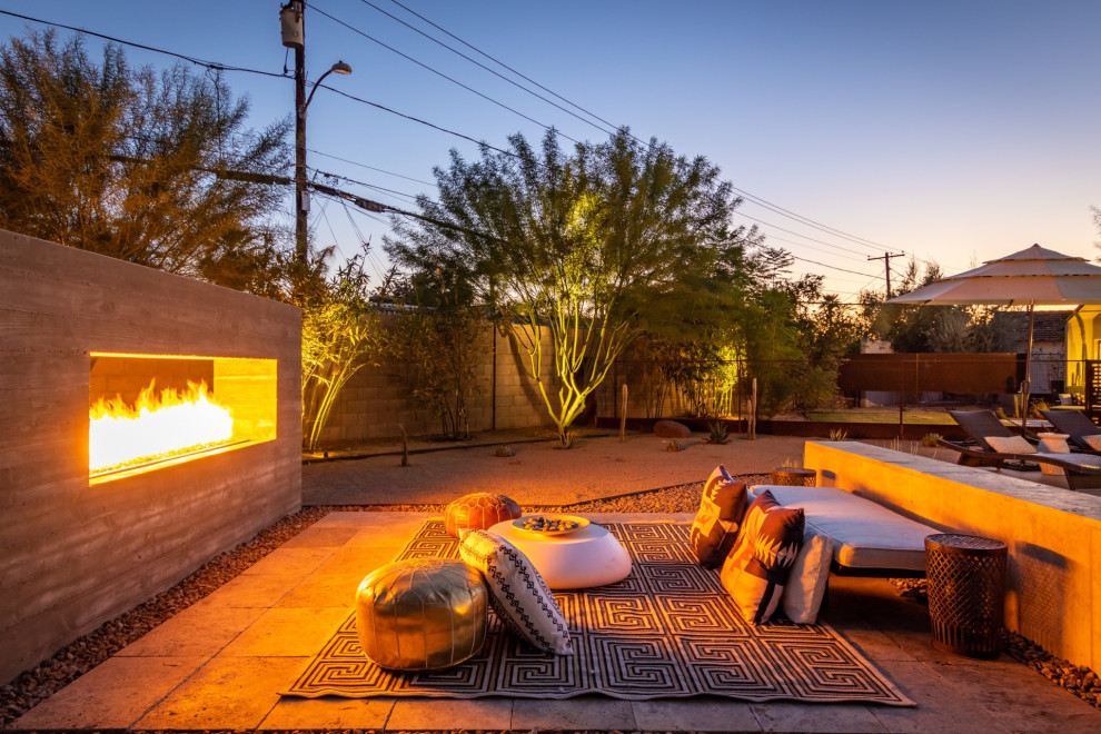 This is an example of a large mid-century modern landscaping in Phoenix.