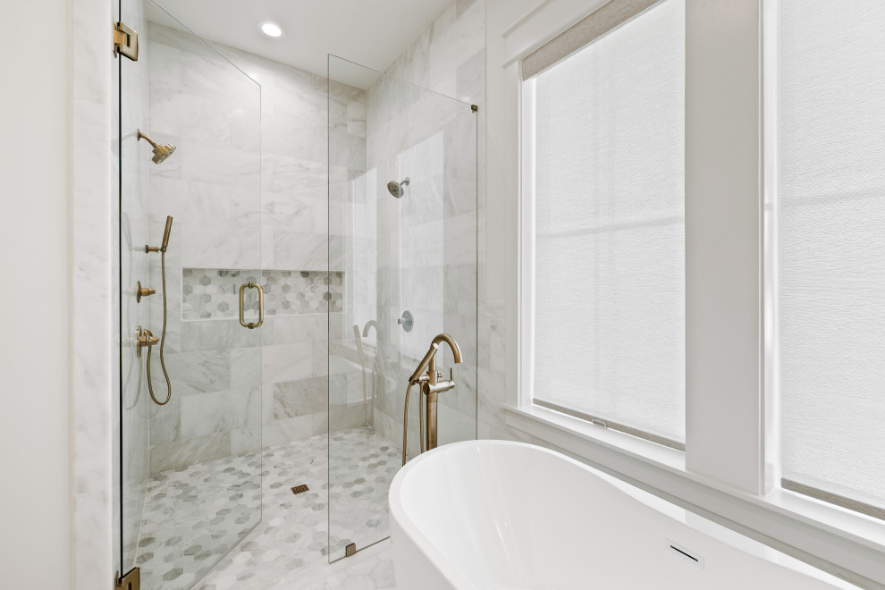Inredning av ett maritimt stort vit vitt en-suite badrum, med skåp i shakerstil, skåp i ljust trä, ett fristående badkar, en kantlös dusch, grå kakel, marmorkakel, vita väggar, marmorgolv, ett undermonterad handfat, bänkskiva i kvarts, grått golv och dusch med gångjärnsdörr