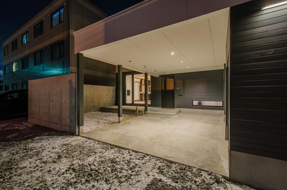 This is an example of a medium sized world-inspired attached double carport in Sapporo.