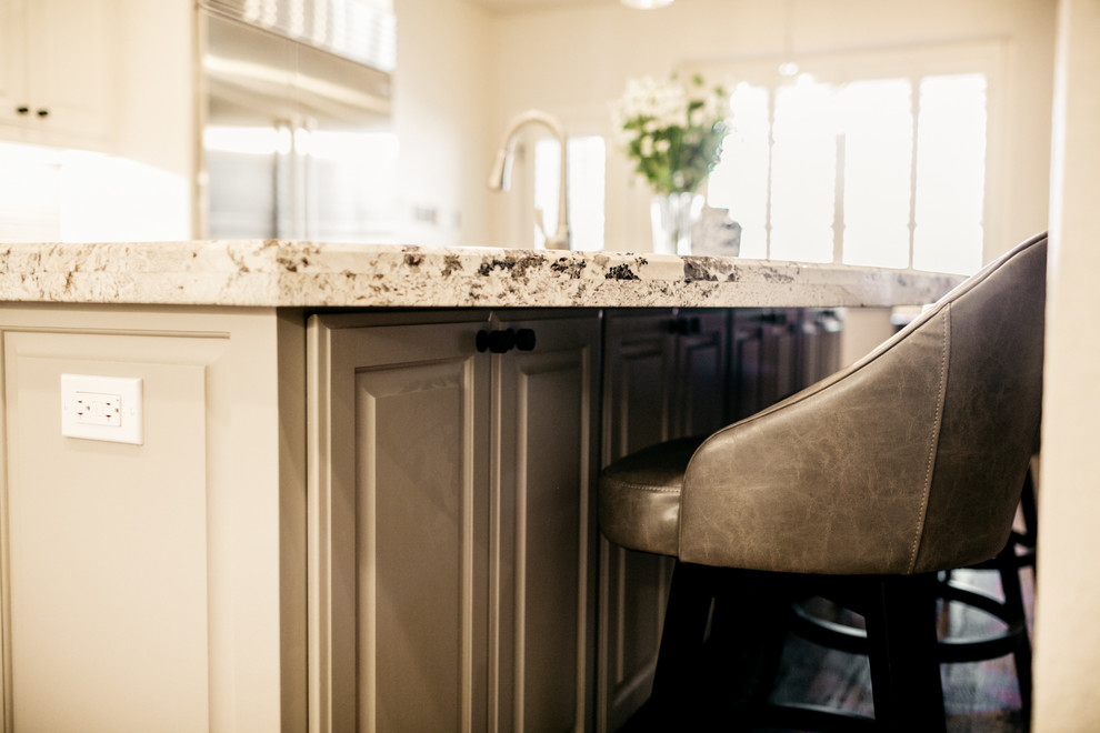 Example of a transitional home design design in Dallas