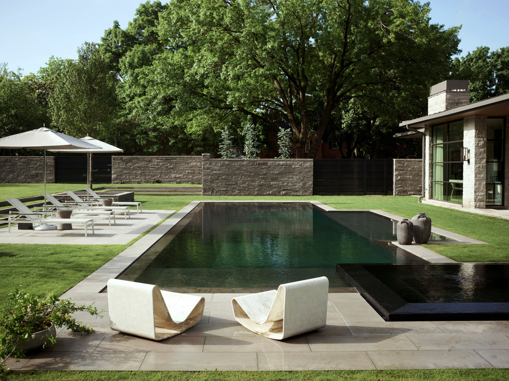Foto de piscina actual rectangular con losas de hormigón