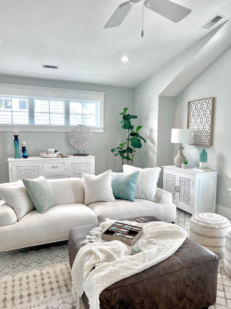 Diseño de sala de estar costera con paredes grises, suelo de madera clara y suelo gris