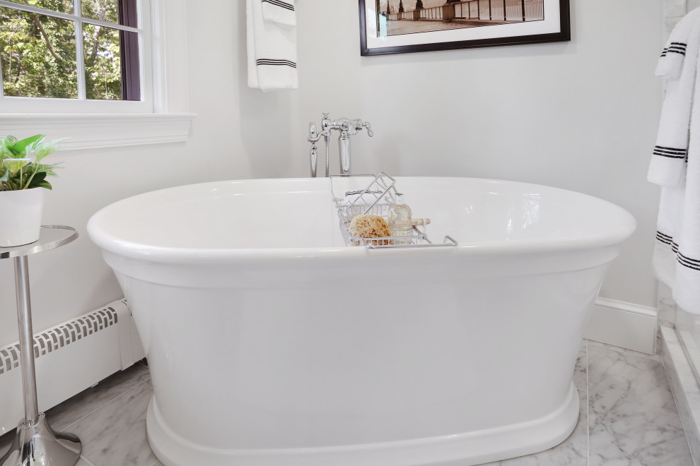 Inspiration för ett vintage en-suite badrum, med luckor med infälld panel, svarta skåp, ett fristående badkar, en hörndusch, marmorbänkskiva och dusch med skjutdörr