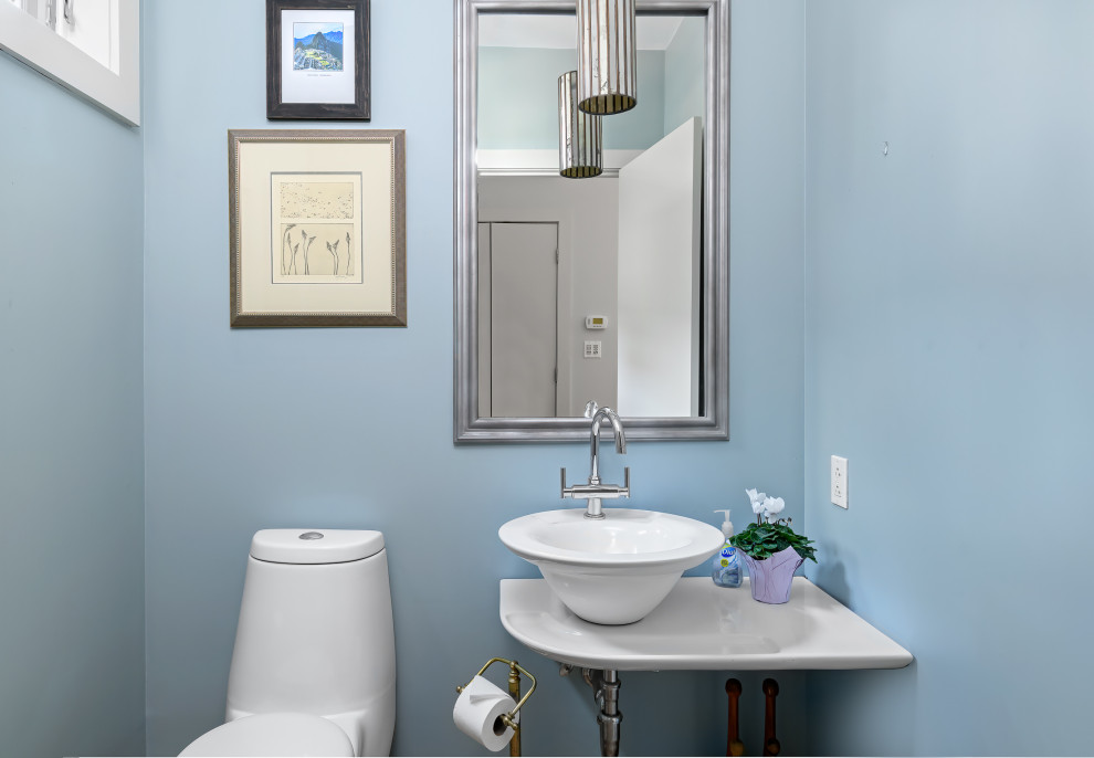 Идея дизайна: туалет в стиле неоклассика (современная классика) с унитазом-моноблоком, синими стенами, настольной раковиной и белой столешницей