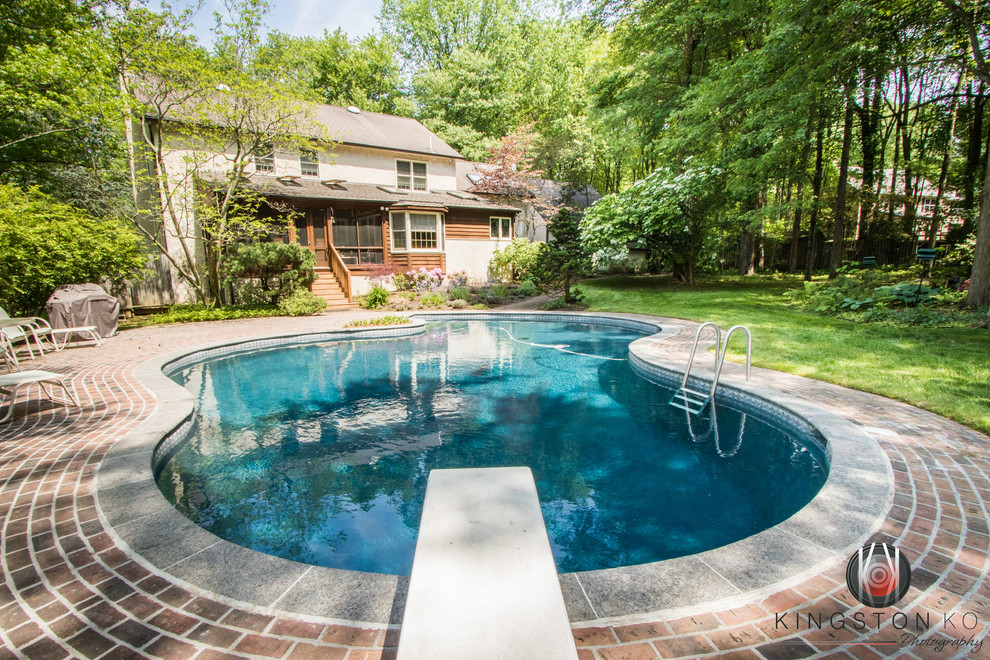 Example of a mid-sized transitional backyard kidney-shaped pool design in Philadelphia