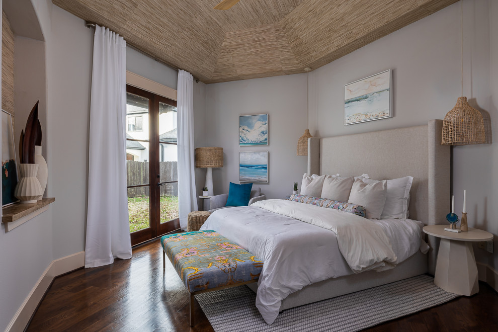 Ejemplo de dormitorio costero de tamaño medio con papel pintado
