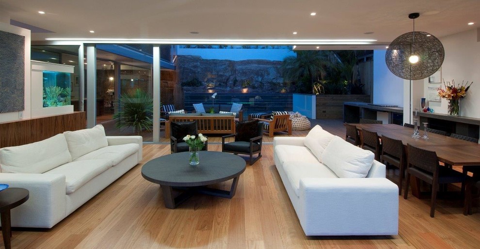 This is an example of a contemporary living room in Sydney.