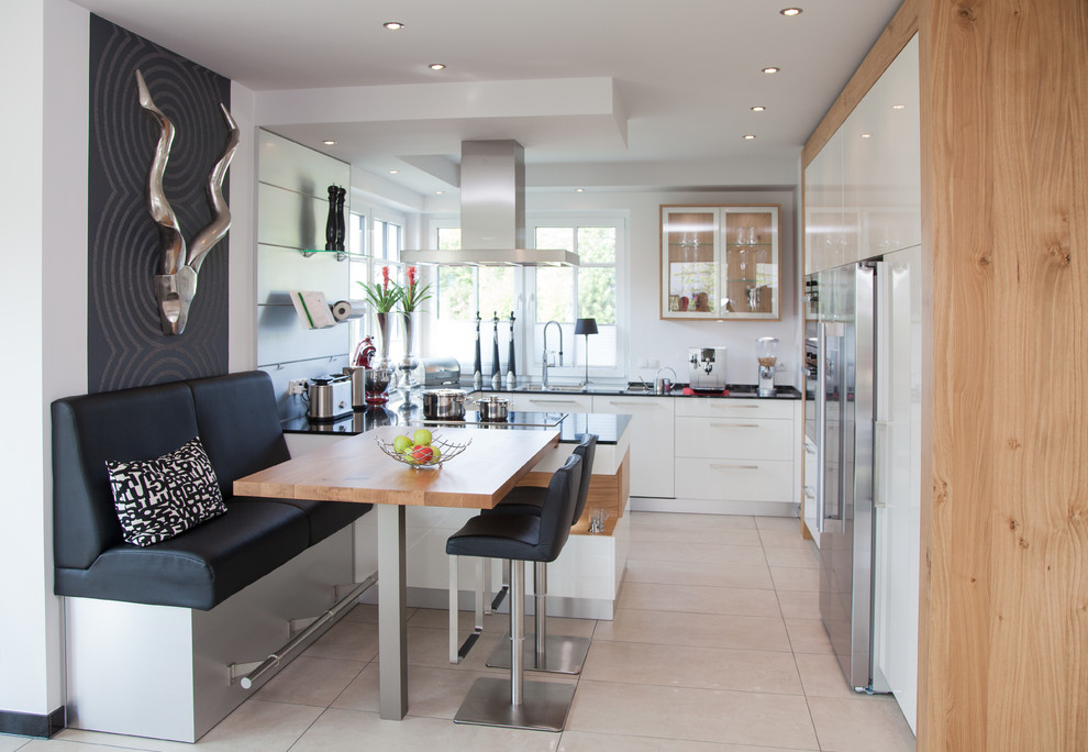 Design ideas for a mid-sized contemporary u-shaped open plan kitchen in Bremen with an integrated sink, flat-panel cabinets, white cabinets, granite benchtops, white splashback, window splashback, stainless steel appliances, with island and beige floor.