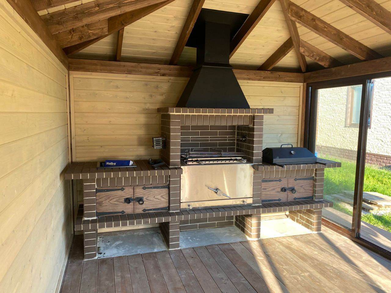 Остекленная беседка с модульным барбекю комплексом