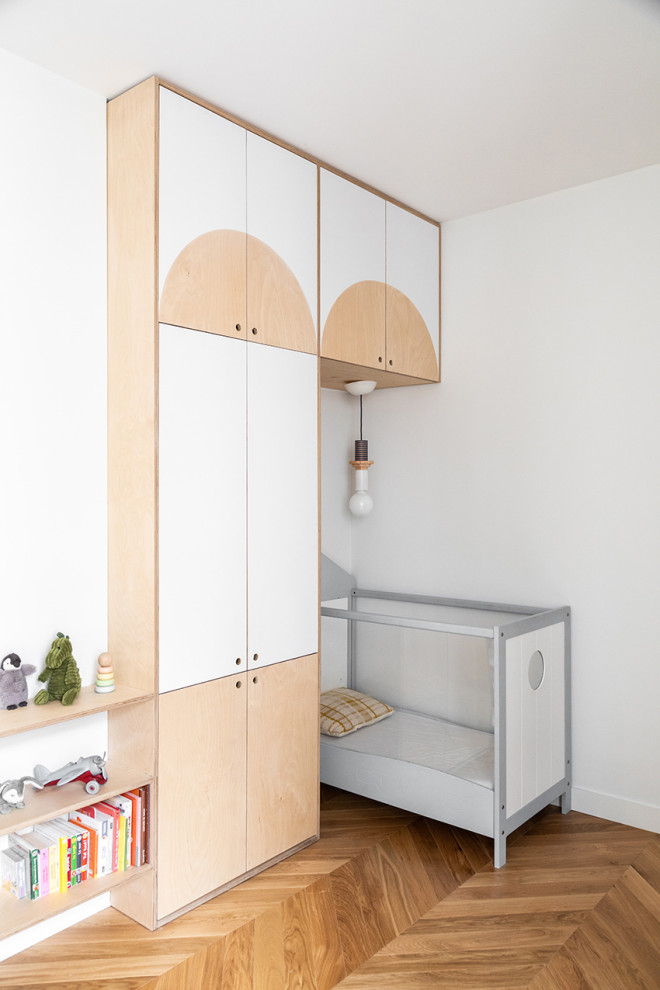 Inspiration for a scandinavian nursery in Paris with feature lighting.
