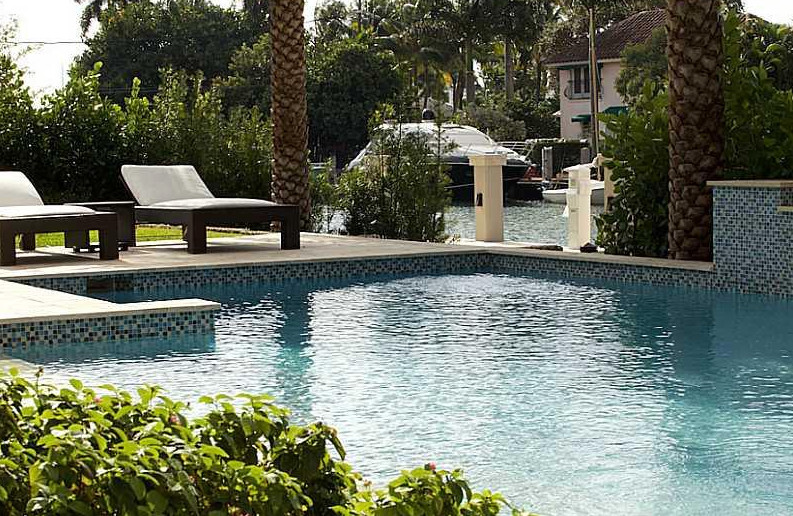 Inspiration for a transitional home design remodel in Miami