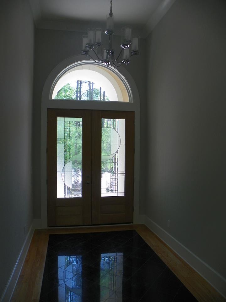 Example of a transitional entryway design in Raleigh