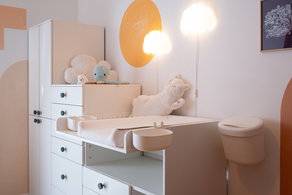 Exemple d'une petite chambre de bébé neutre tendance avec un mur orange, parquet clair, un sol beige, un plafond en papier peint et du papier peint.