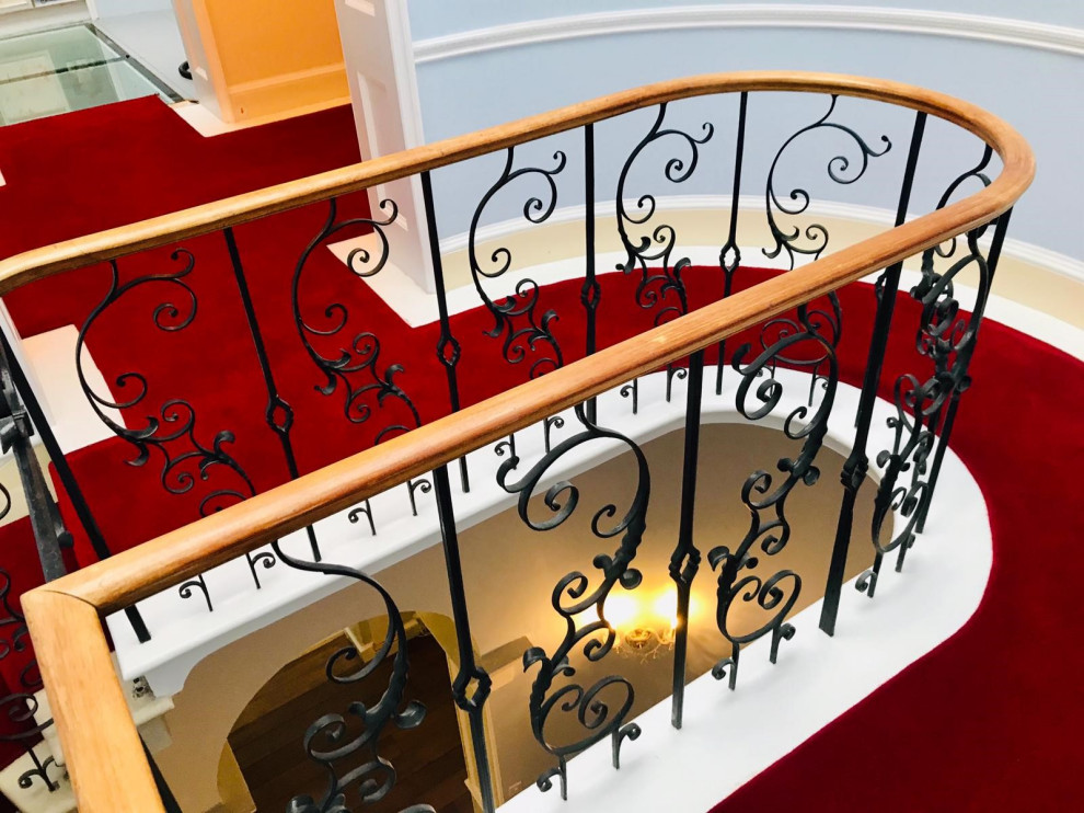 Klassische Treppe mit Stahlgeländer in Surrey