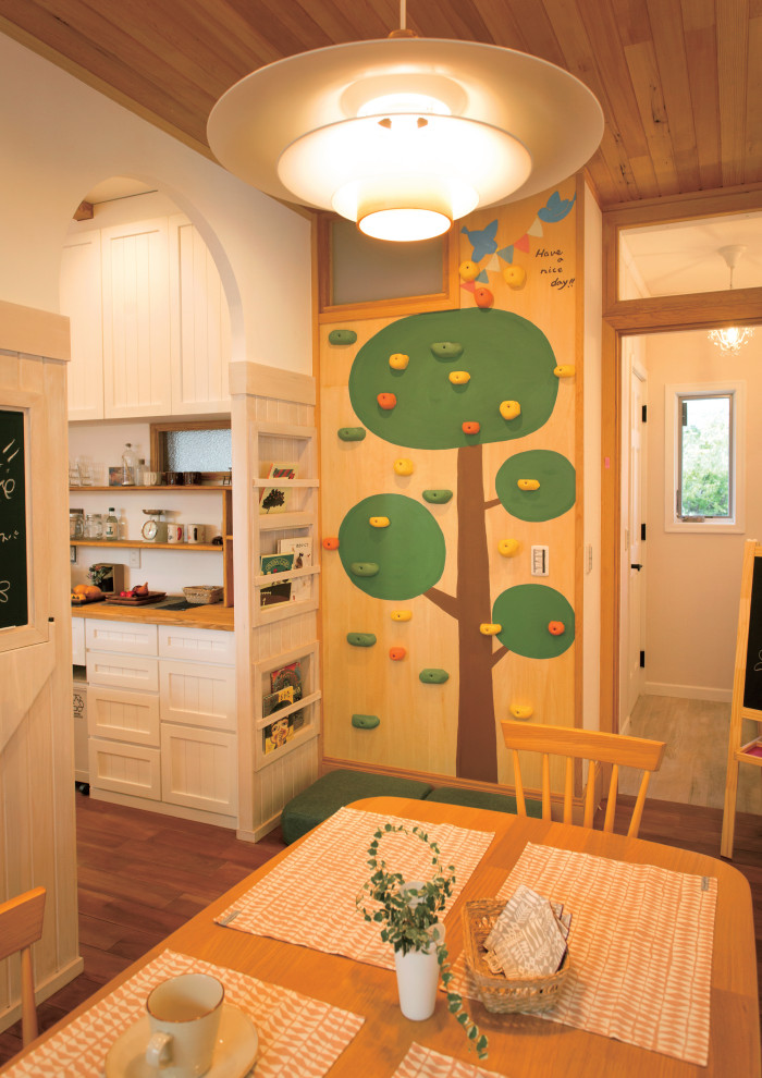 Diseño de comedor escandinavo con paredes blancas, suelo de madera en tonos medios, suelo marrón, madera y papel pintado