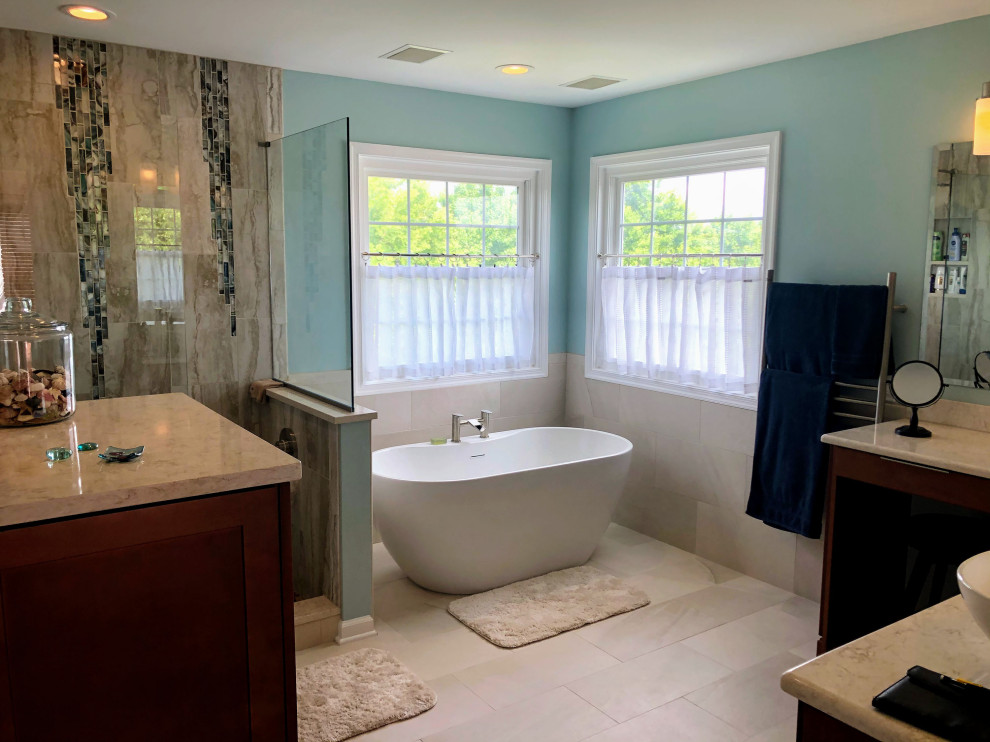 Immagine di una stanza da bagno padronale stile marino con ante marroni, piastrelle bianche, due lavabi e mobile bagno incassato