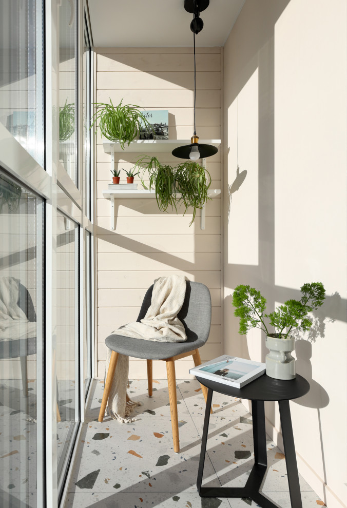 Стильный дизайн: маленький балкон и лоджия в скандинавском стиле для на участке и в саду - последний тренд