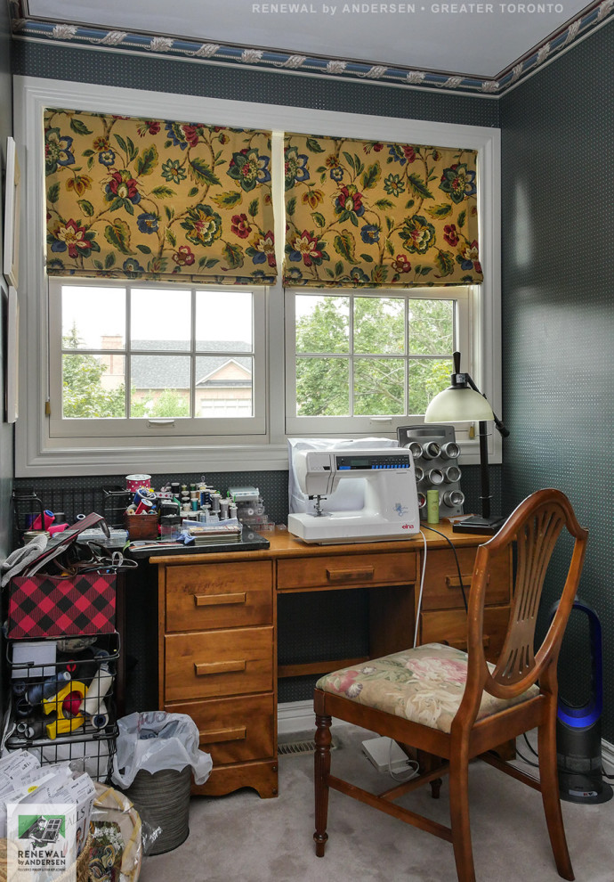 На фото: маленький кабинет с местом для рукоделия, зелеными стенами, ковровым покрытием, отдельно стоящим рабочим столом, бежевым полом и обоями на стенах без камина для на участке и в саду