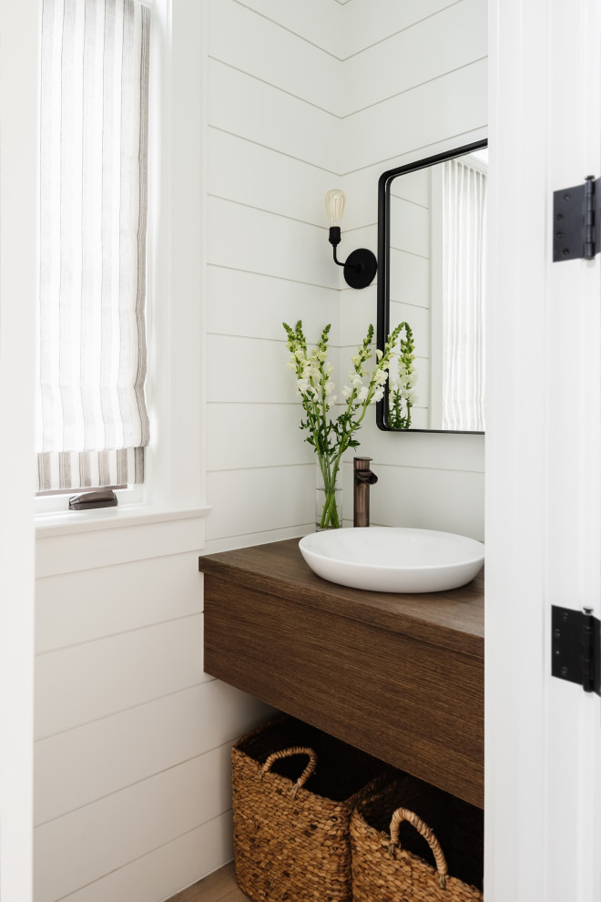 Inspiration för små lantliga brunt badrum, med möbel-liknande, skåp i mellenmörkt trä, vit kakel, vita väggar, ljust trägolv, ett fristående handfat och beiget golv