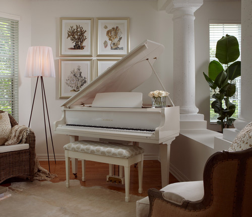 お部屋全体がアイボリーの優しい雰囲気でとってもあたたかい印象♡グランドピアノなのに威圧感を感じず、お部屋のインテリアとしてなじんでいるところが魅力的です。温かい飲み物を飲みながらピアノ鑑賞を楽しみたくなるような空間です。