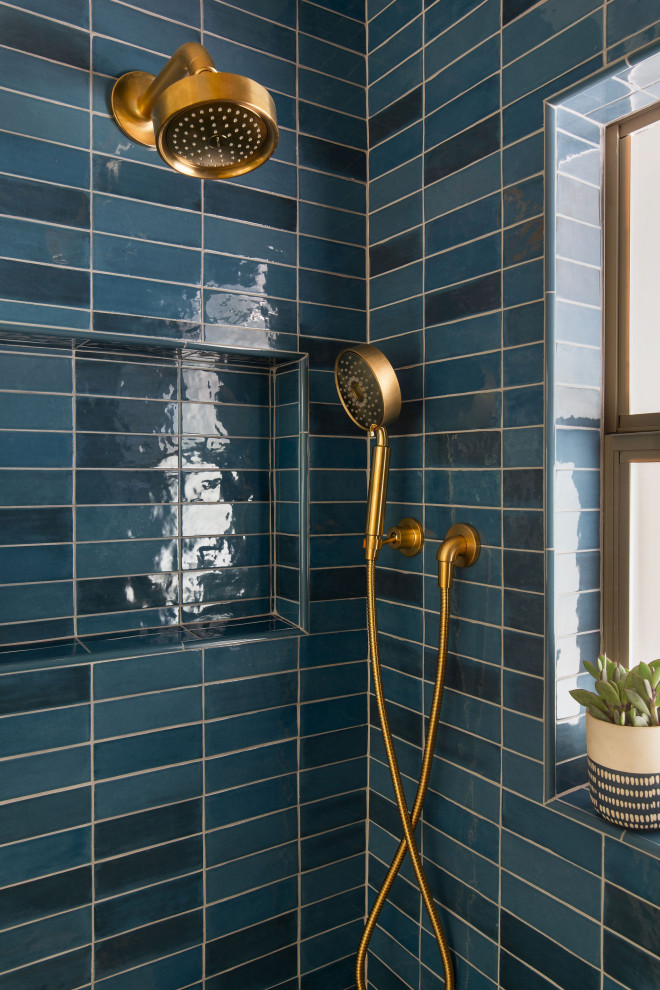 Идея дизайна: ванная комната среднего размера с синими фасадами, открытым душем, раздельным унитазом, синей плиткой, белыми стенами, полом из цементной плитки, подвесной раковиной, столешницей из бетона, синим полом, открытым душем, синей столешницей, тумбой под одну раковину и подвесной тумбой