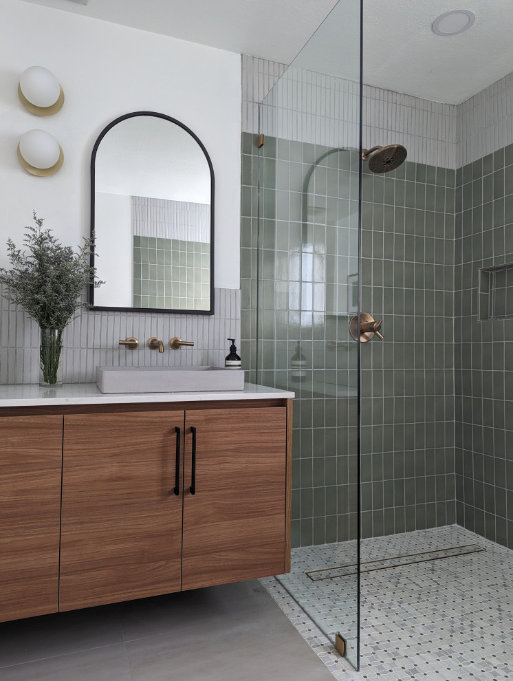 Источник вдохновения для домашнего уюта: главная ванная комната среднего размера в стиле модернизм с открытым душем, белой плиткой, керамической плиткой, зелеными стенами, открытым душем и подвесной тумбой