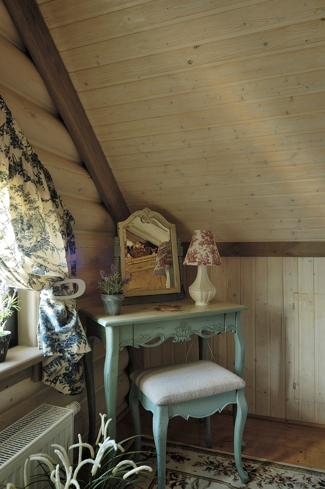 Детская комната на мансарде бревенчатого дома