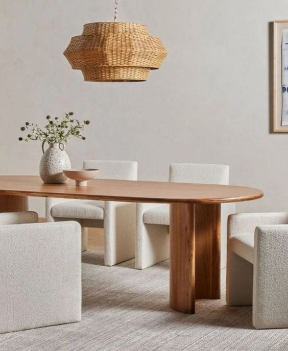 Esempio di una sala da pranzo mediterranea di medie dimensioni con pareti beige, moquette e pavimento beige