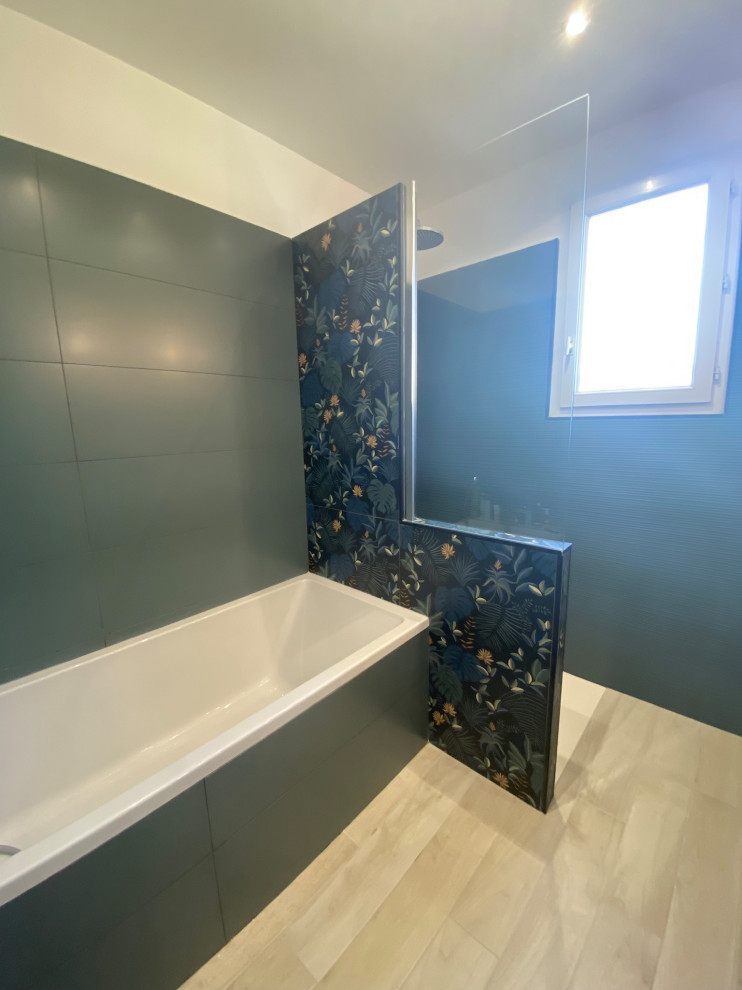 Idee per una stanza da bagno padronale contemporanea di medie dimensioni con vasca sottopiano, doccia aperta, piastrelle verdi, piastrelle in gres porcellanato, pareti verdi, pavimento in laminato, pavimento beige e due lavabi