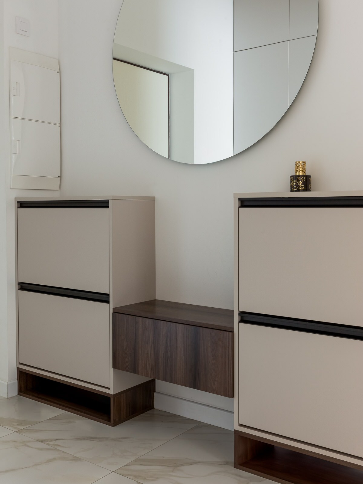 Шкаф и тумба с зеркалом в прихожей в ЖК Матч Поинт