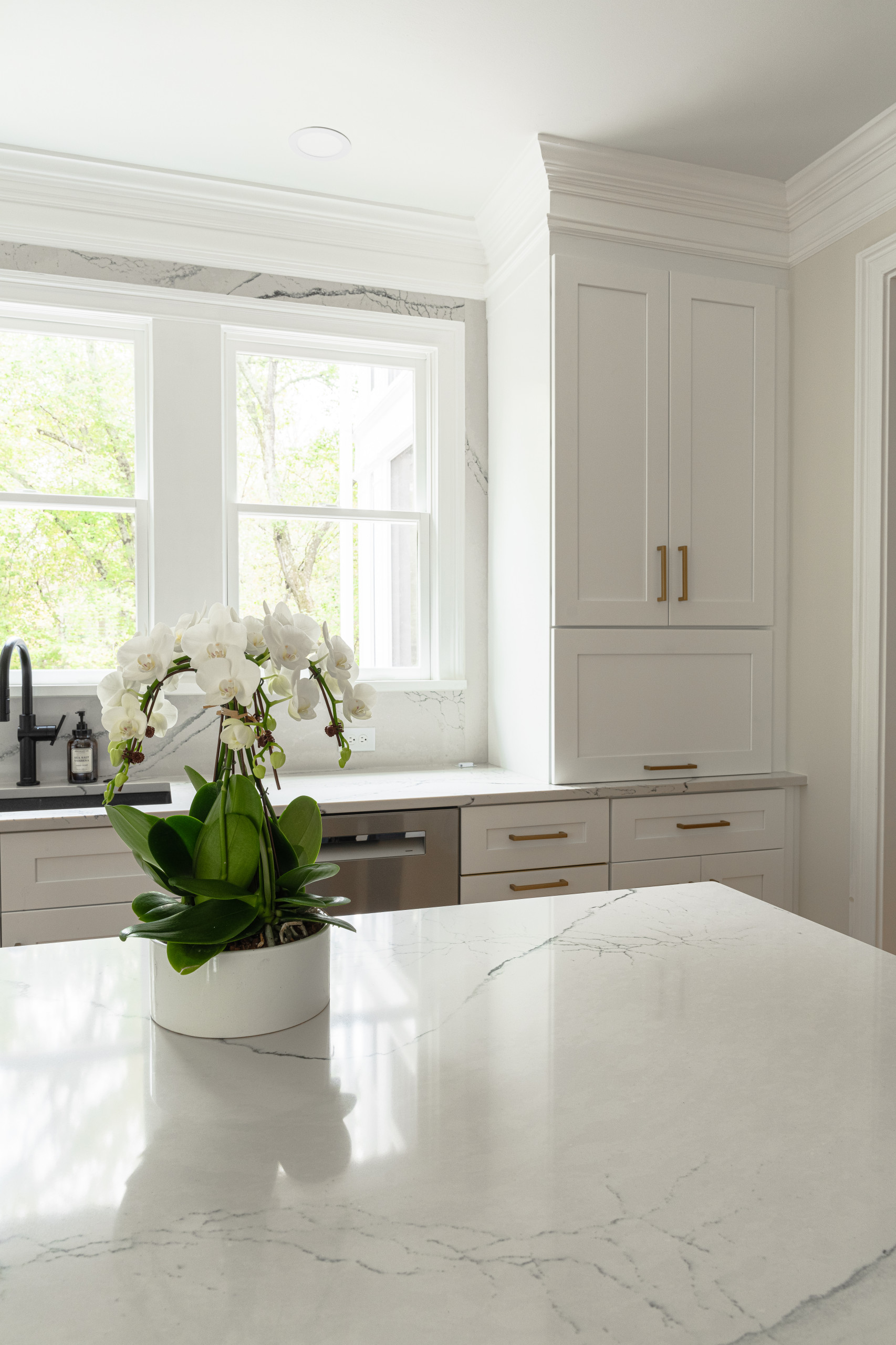 PEACHTREE CITY Clean and Modern Kitchen