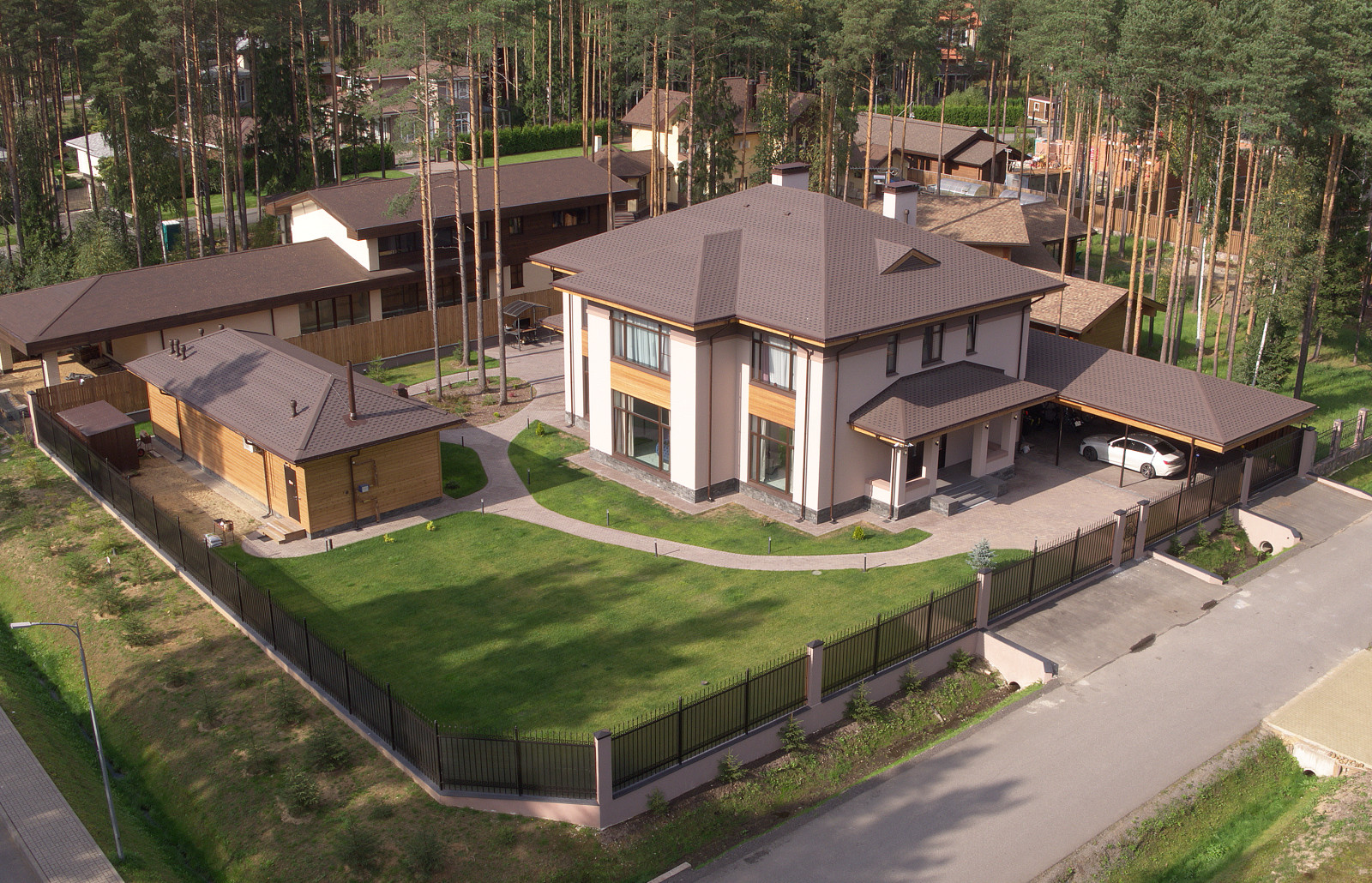 Дом из кирпича в "Охтинском парке"