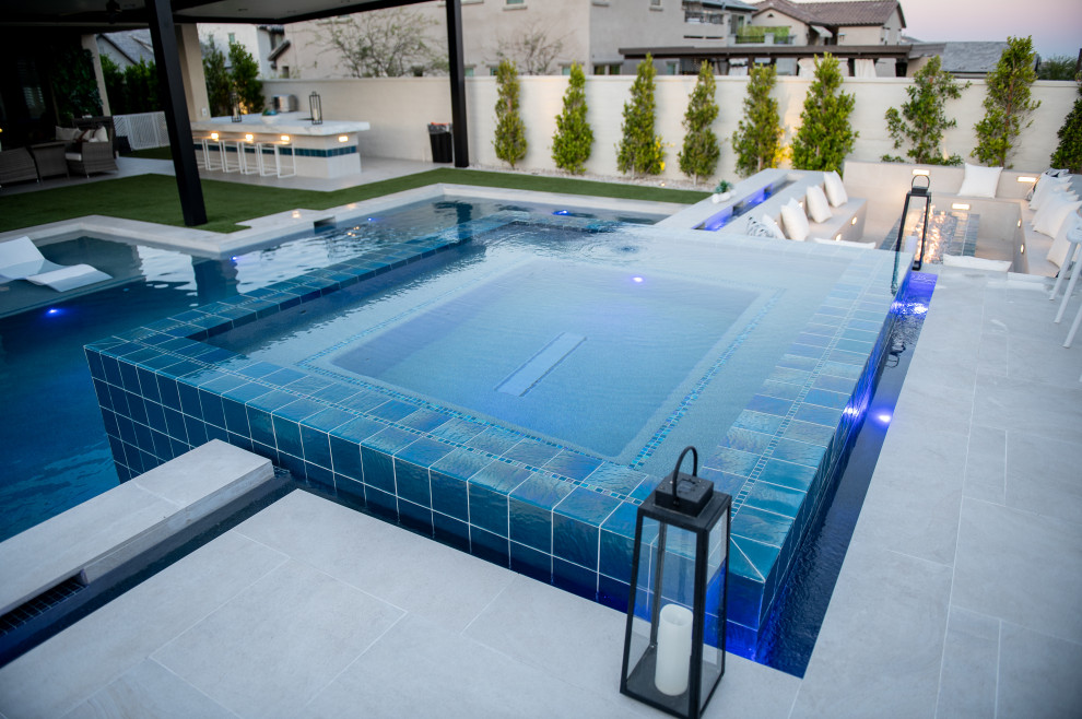 Raised, "rimflow" spa