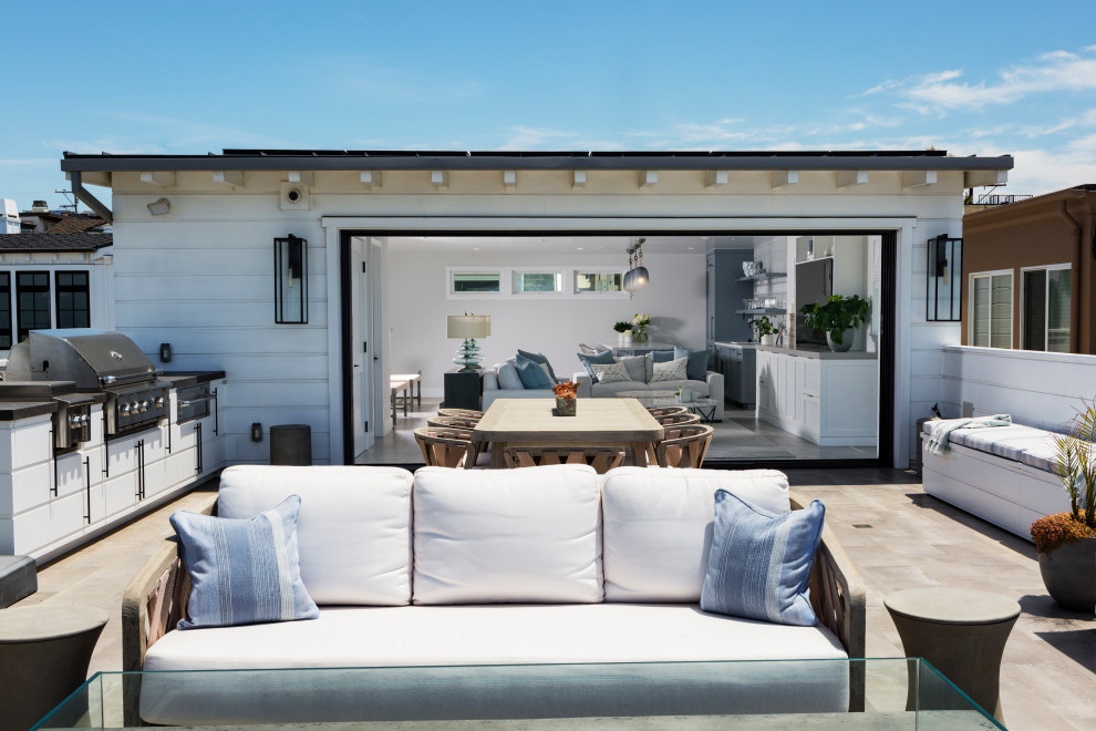 Große, Unbedeckte Maritime Dachterrasse im Dach mit Feuerstelle und Mix-Geländer in Los Angeles