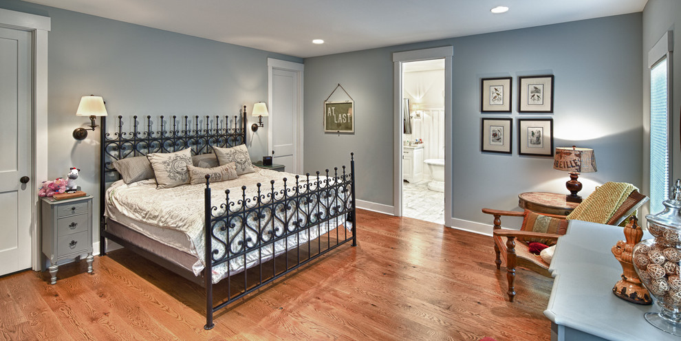 Diseño de dormitorio de estilo americano con paredes grises y suelo de madera clara