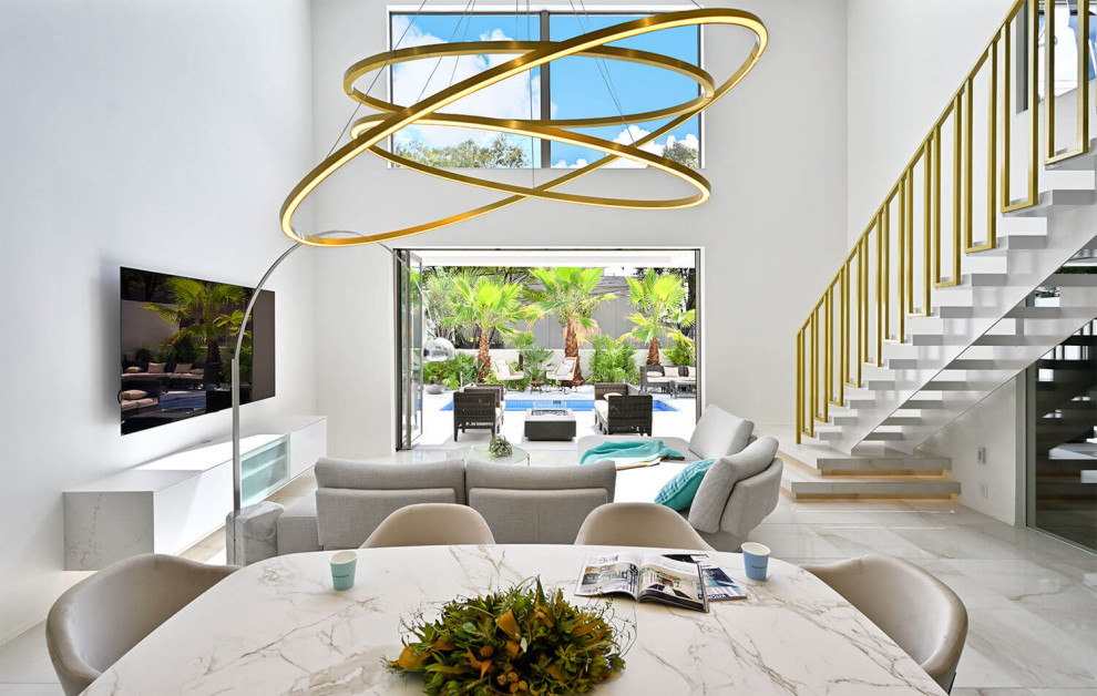 На фото: гостиная-столовая среднего размера в стиле модернизм с белыми стенами, полом из керамической плитки, белым полом, потолком с обоями и обоями на стенах без камина