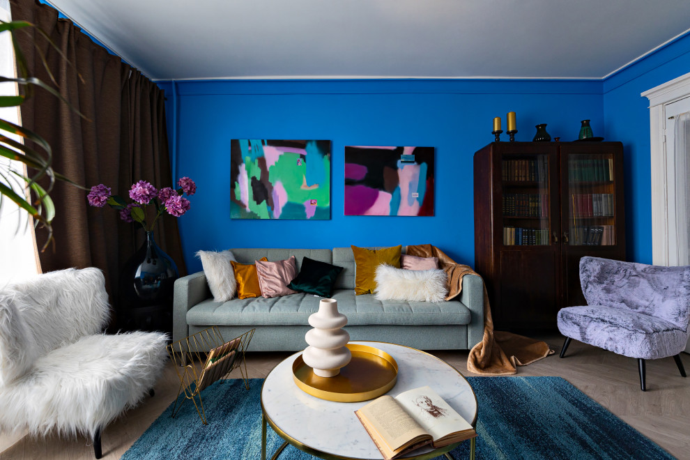 Идея дизайна: маленькая изолированная гостиная комната в стиле фьюжн с синими стенами, полом из ламината и бежевым полом для на участке и в саду